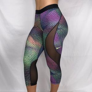 NIKE PRO Hypercool Mid Rise Rainbow Mesh Capri‎